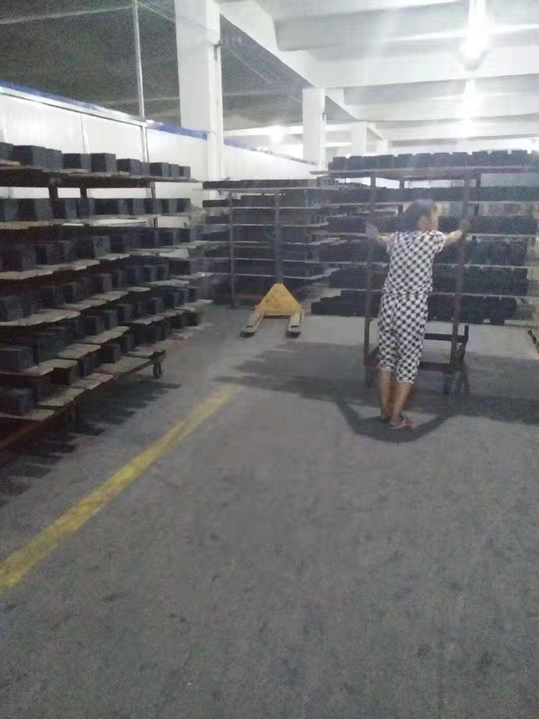 <a href=http://www.yizhonglx.com/fwzhxt/ target=_blank class=infotextkey>蜂窩活性炭</a>3000m3大型倉庫